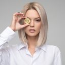 https://www.pexels.com/de/foto/bitcoin-blond-brille-business-1037914/